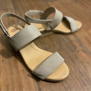 Dr. Scholl’s cloud foam strappy sandals